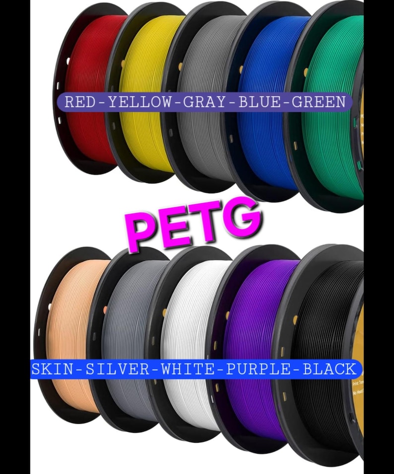 K&ouml;nnte beinhalten: Spulen mit PETG-Filament in verschiedenen Farben, darunter Rot, Gelb, Grau, Blau, Gr&uuml;n, Haut, Silber, Wei&szlig;, Lila und Schwarz. Die Spulen sind mit den Farben und dem Materialtyp beschriftet.