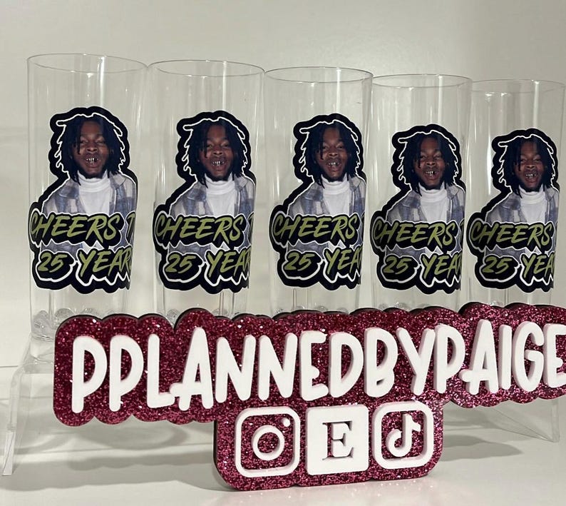 Pu&ograve; includere: Cinque bicchieri alti trasparenti con la grafica di una persona dai capelli scuri e il testo Cheers to 25 Years. Davanti, un'insegna glitterata rosa scuro mostra il testo PPLANNEDBYPAIGE con icone dei social media Instagram, Etsy e TikTok.