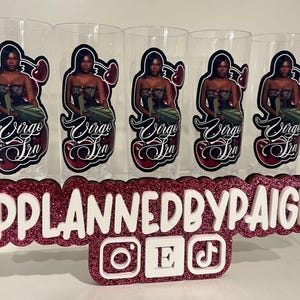 Pu&ograve; includere: Cinque bicchieri alti trasparenti con la grafica di una persona con capelli scuri, un top nero e ciliegie, con il testo Virgo Szn. Davanti, un cartello glitterato rosa mostra il testo PPLANNEDBYPAIGE con icone social per Instagram, Etsy e TikTok.