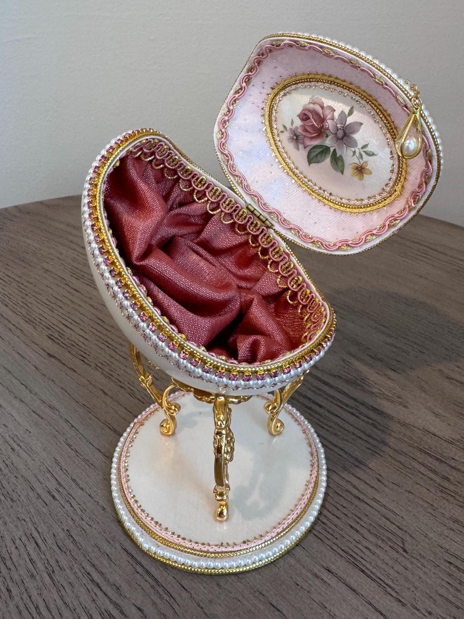 手作りのファベルジェの卵型ジュエリーボックス、ピンクとゴールドの花