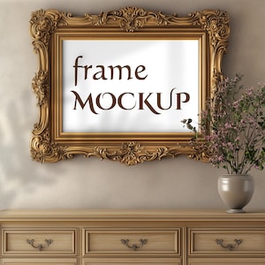 Könnte beinhalten: Ein goldener, verzierter Bilderrahmen mit einem weißen Passepartout und dem Text "frame MOCKUP" im Inneren. Der Rahmen hängt an einer beigefarbenen Wand über einer Kommode aus Holz mit drei Schubladen.