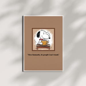 Könnte beinhalten: Ein brauner Hintergrund mit einem Cartoon-Bild von Snoopy, der an einem Tisch mit einer Tasse Kaffee sitzt. Der Text "Ich liebe die Menschheit, ihre Menschen kann ich nicht ausstehen." befindet sich unter dem Bild.