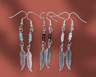 Bedeloorbellen met kralen en veren (zilver)