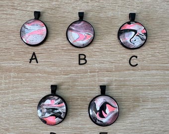 Hangers van acrylgegoten ronde legering (roze Rorschach-collectie).