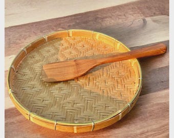 Cestino per la vagliatura in bambù da 10 pollici con paletta, cestino per setaccio intrecciato a mano, arredamento rustico da fattoria, vassoio da portata in bambù / utensile da cucina tradizionale