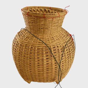 Gewebter Bambusfischkorb, traditioneller Fischkorb, handgemachte Bambusfalle, rustikales Bauernhofdekor, asiatisches Fischenwerkzeug