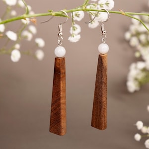 Pendientes de madera y concha, joyería ecológica hecha a mano, regalo ideal para ella, pendientes colgantes triangulares, ganchos hipoalergénicos.