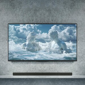 Könnte beinhalten: Ein großer Flachbildfernseher zeigt ein digitales Kunstwerk von zwei weißen Marmorstatuen in einem stürmischen Meer unter einem bewölkten Himmel. Der Fernseher ist an einer grauen Betonwand montiert, darunter eine Soundbar und dekorative Vasen.