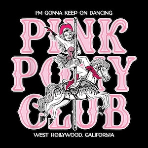 Può includere: T-shirt nero con un cavallo da giostra e una donna in rosa. Il testo "PINK PONY CLUB" è in rosa, con le parole "I'M GONNA KEEP ON DANCING" sopra e "WEST HOLLYWOOD, CALIFORNIA" sotto.