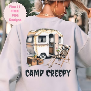 Può includere: Felpa grigio chiaro con una grafica di un camper vintage decorato con luci, uno scheletro che si rilassa su una sedia a sdraio e la scritta "CAMP CREEPY". Include un cerchio rosa con la scritta "Plus 11 FREE PNG Designs".