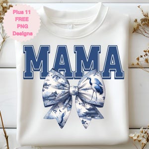 Chinoiserie Toile Coquette Bogen Mama PNG Varsity Schriftart Aquarell Sublimation T-Shirt Design Toile De Joie Oma Großmutter Tag Clip Art