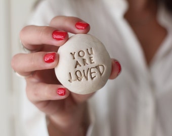 Du bist geliebt, Botschaftssteine, Keramik Kieselsteine, Inspirierende Botschaften, Personalisiertes Geschenk, Motivationsgeschenk