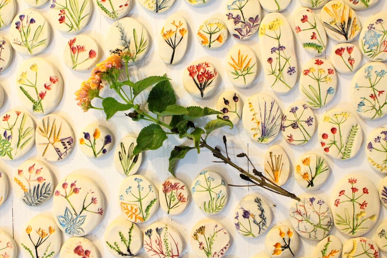 Handmade cabochons Ceramic cabochon Ceramic favors Botanical designs Flower cabochons Jewelry design Pressed flower Table decor