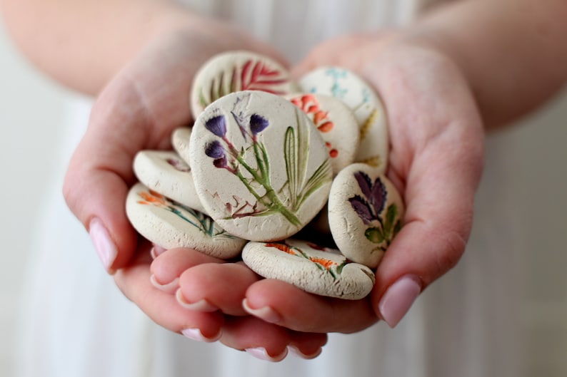 Handmade cabochons Ceramic cabochon Ceramic favors Botanical designs Flower cabochons Jewelry design Pressed flower Table decor