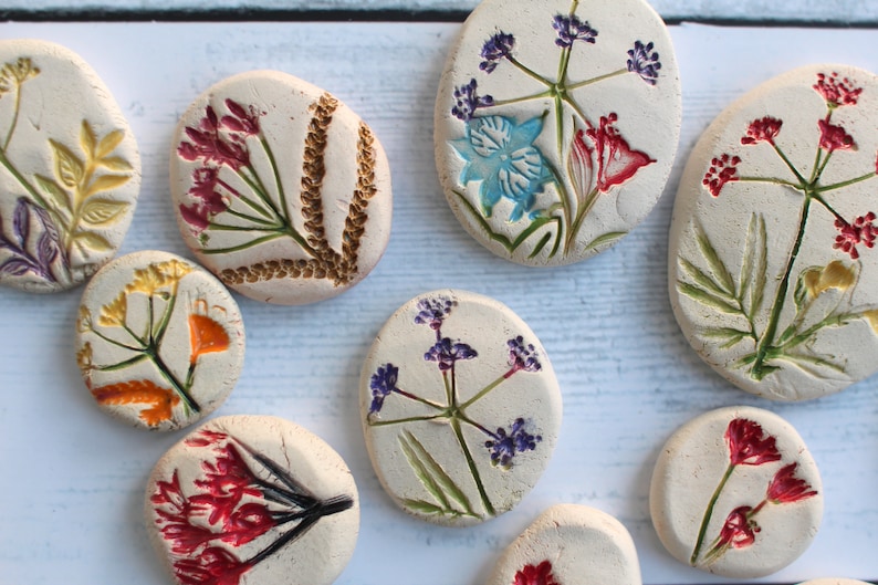 Handmade cabochons Ceramic cabochon Ceramic favors Botanical designs Flower cabochons Jewelry design Pressed flower Table decor