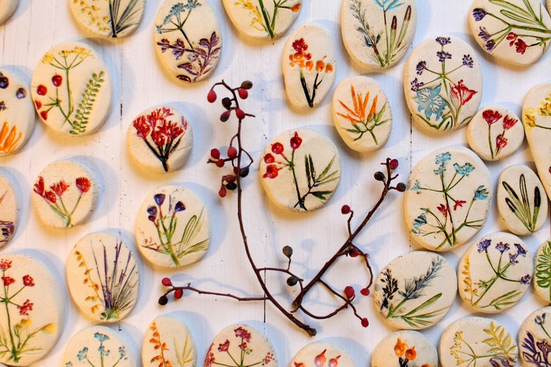 Handmade cabochons Ceramic cabochon Ceramic favors Botanical designs Flower cabochons Jewelry design Pressed flower Table decor
