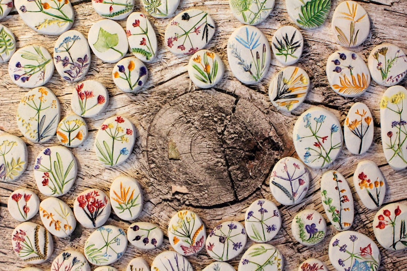 Handmade cabochons Ceramic cabochon Ceramic favors Botanical designs Flower cabochons Jewelry design Pressed flower Table decor