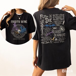 Puede incluir: Camiseta negra con el texto "FOURTH WING" y un gr&aacute;fico de drag&oacute;n en la parte delantera. La parte trasera de la camiseta presenta el texto "FLY OR DIE" y otros gr&aacute;ficos. La camiseta tambi&eacute;n tiene el texto "BASGIATH WAR COLLEGE" en la parte delantera.