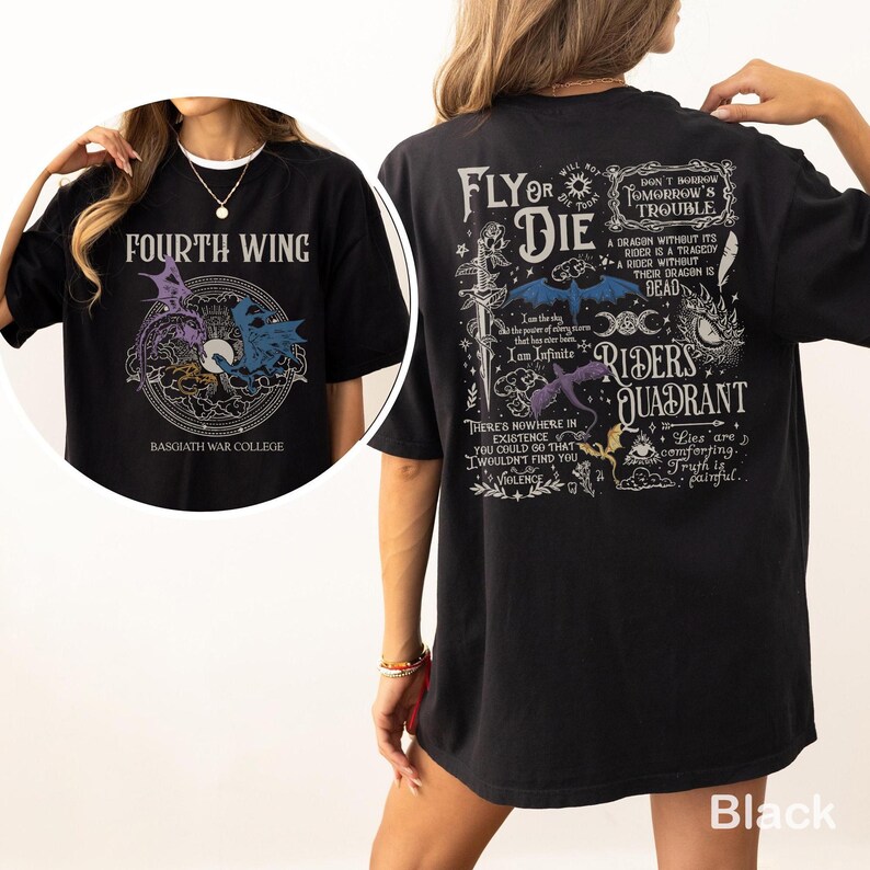 Puede incluir: Camiseta negra con el texto "FOURTH WING" y un gr&aacute;fico de drag&oacute;n en la parte delantera. La parte trasera de la camiseta presenta el texto "FLY OR DIE" y otros gr&aacute;ficos. La camiseta tambi&eacute;n tiene el texto "BASGIATH WAR COLLEGE" en la parte delantera.