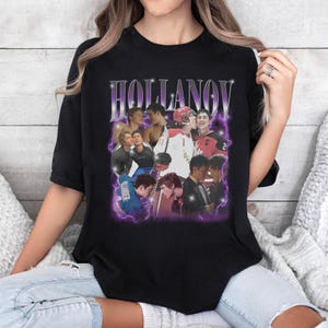 Puede incluir: Camiseta negra con un diseño retro púrpura con el texto "HOLLANOV". El diseño incluye un collage de imágenes de hombres jóvenes, algunos con equipo de hockey, con un efecto de rayo púrpura.