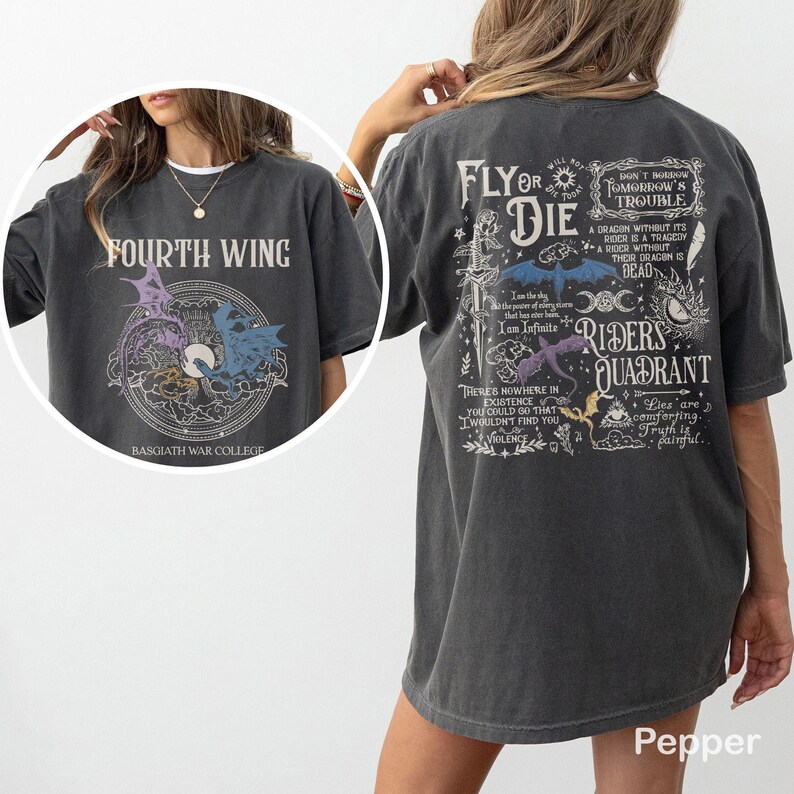 Puede incluir: Camiseta color pimienta con el texto "FOURTH WING" y un gr&aacute;fico de drag&oacute;n en la parte delantera. La parte trasera presenta el texto "FLY OR DIE" y otros gr&aacute;ficos. La camiseta es de corte holgado.