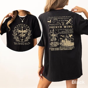 Könnte beinhalten: Schwarzes T-Shirt mit goldfarbenen Grafiken und Text. Auf der Vorderseite befindet sich ein himmlisches Design mit den Worten "BASGIATH WAR COLLEGE". Auf der Rückseite sind Text und Illustrationen zu "FOURTH WING" und "DRAGON RIDER" zu sehen.