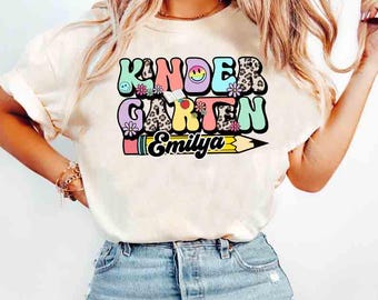 Retro Back To School Shirt, Kindergarten Shirt, Erster Schultag, Kindergärtnerin Shirt, personalisiertes Lehrer Shirt, Lehrer Name T-Shirt
