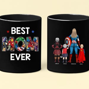 Puede incluir: Taza de cer&aacute;mica negra con las palabras "BEST MOM EVER" y gr&aacute;ficos de superh&eacute;roes. La taza presenta a una mam&aacute; superh&eacute;roe con tres hijos. Los ni&ntilde;os est&aacute;n vestidos como superh&eacute;roes. Un gran regalo para el D&iacute;a de la Madre.