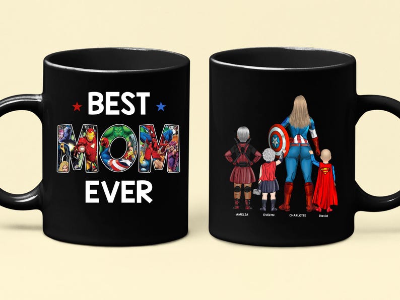 Puede incluir: Taza de cer&aacute;mica negra con las palabras "BEST MOM EVER" y gr&aacute;ficos de superh&eacute;roes. La taza presenta a una mam&aacute; superh&eacute;roe con tres hijos. Los ni&ntilde;os est&aacute;n vestidos como superh&eacute;roes. Un gran regalo para el D&iacute;a de la Madre.