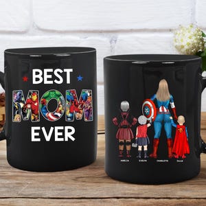 Puede incluir: Una taza de cer&aacute;mica blanca con un asa negra y el texto "But First, Coffee" en negrita negra. La taza se encuentra sobre un fondo borroso, sugiriendo un ambiente acogedor.