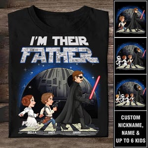 以下が含まれることがあります： スターウォーズをテーマにした黒いTシャツ。 「I'm Their Father」というテキストが白で印刷されています。 画像には、ダース・ベイダー、ハン・ソロ、レイア姫、デス・スターが描かれています。 「Custom Nickname, Name & Up to 6 Kids」というテキストが画像の下部に白で印刷されています。
