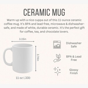 Puede incluir: Una taza de cer&aacute;mica blanca con asa negra y el texto "But First, Coffee" en negrita negra. La taza se encuentra sobre un fondo borroso, sugiriendo un ambiente acogedor.