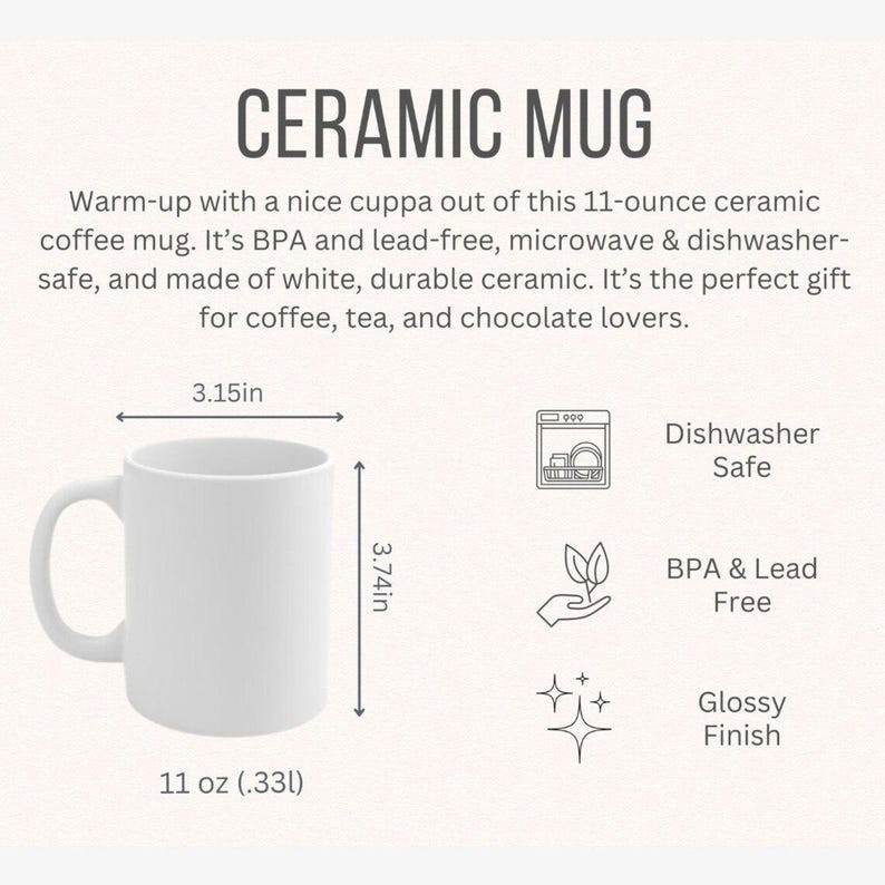 Puede incluir: Una taza de cer&aacute;mica blanca con asa negra y el texto "But First, Coffee" en negrita negra. La taza se encuentra sobre un fondo borroso, sugiriendo un ambiente acogedor.