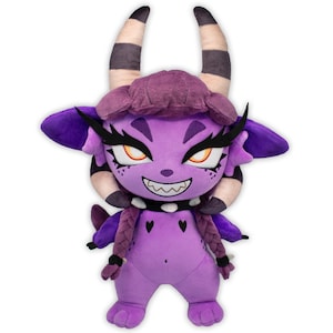 Puede incluir: Muñeco de peluche de un personaje morado con aspecto de diablillo, con grandes cuernos, orejas puntiagudas y una sonrisa traviesa. El muñeco tiene cuernos a rayas blancas y negras, ojos naranjas y un collar negro con tachuelas.