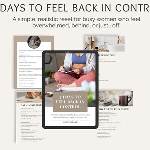 Könnte beinhalten: Ein Tablet zeigt einen digitalen Ratgeber mit dem Titel "7 Days to Feel Back in Control". Das Bild zeigt Text und eine Person, die in ein Notizbuch schreibt. Weitere Seiten und Objekte sind um das Tablet herum angeordnet.