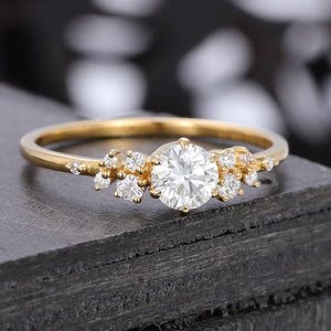 Anel minimalista de moissanita com corte redondo de 6,5 mm: anel de compromisso em ouro rosa