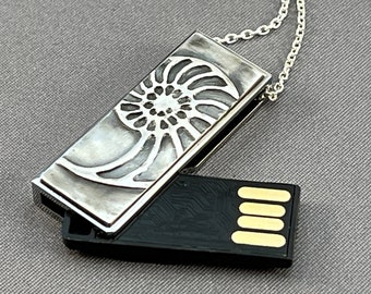 Nautilus USB 16 GB flash drive necklace
