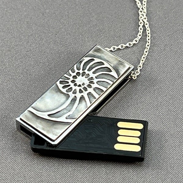 Nautilus USB 16 GB flash drive necklace