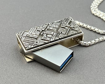 256 GB USB flash drive pendant - great for DJs and business people