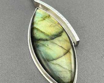 Labradorite pendant - unique design