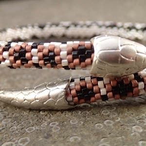 Kunglig pytonorms virkat armband med ormpärlor - handgjorda konstsmycken