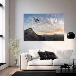 Poster di mountain bike freeride "Sunset Superman": arte murale per sport estremi