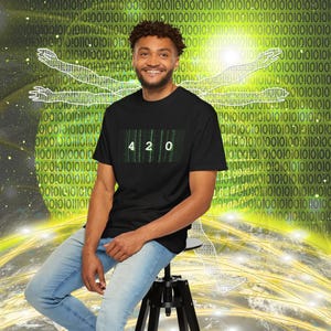 Camiseta Green Matrix 420 1717, Camiseta Trippy Stoner, Camiseta com Código Psicodélico, Camiseta para o Feriado 420, Camiseta Unissex com Estampa Soul Circuitry Signal Wear