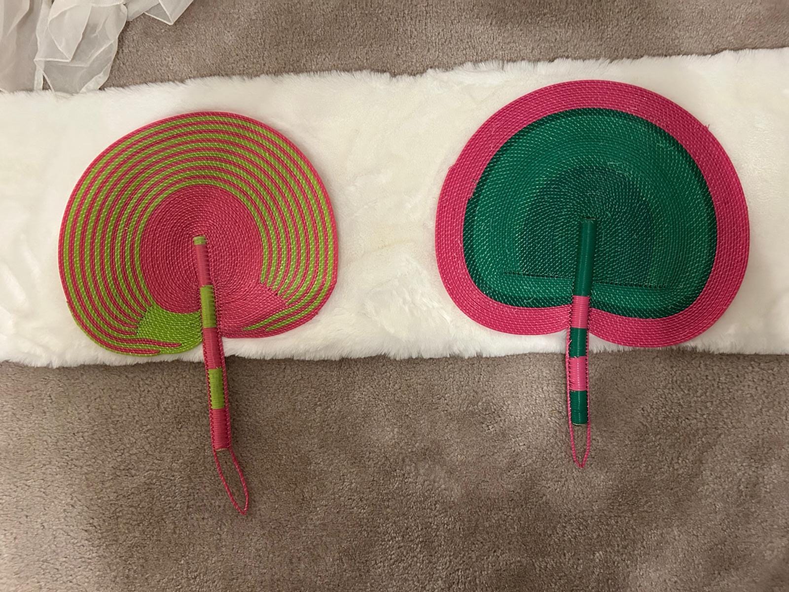 AKA-inspirierter handgewebter Fächer aus Raffia in Pink und Grün