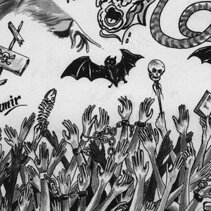 Peut inclure: Une illustration &agrave; l'encre noire et blanche repr&eacute;sentant une foule de mains tendues, certaines entrav&eacute;es par des cha&icirc;nes. La sc&egrave;ne comprend des chauves-souris en vol, un cr&acirc;ne sur un b&acirc;ton, un panneau avec t&ecirc;te de mort, un livre ouvert et la signature amir.