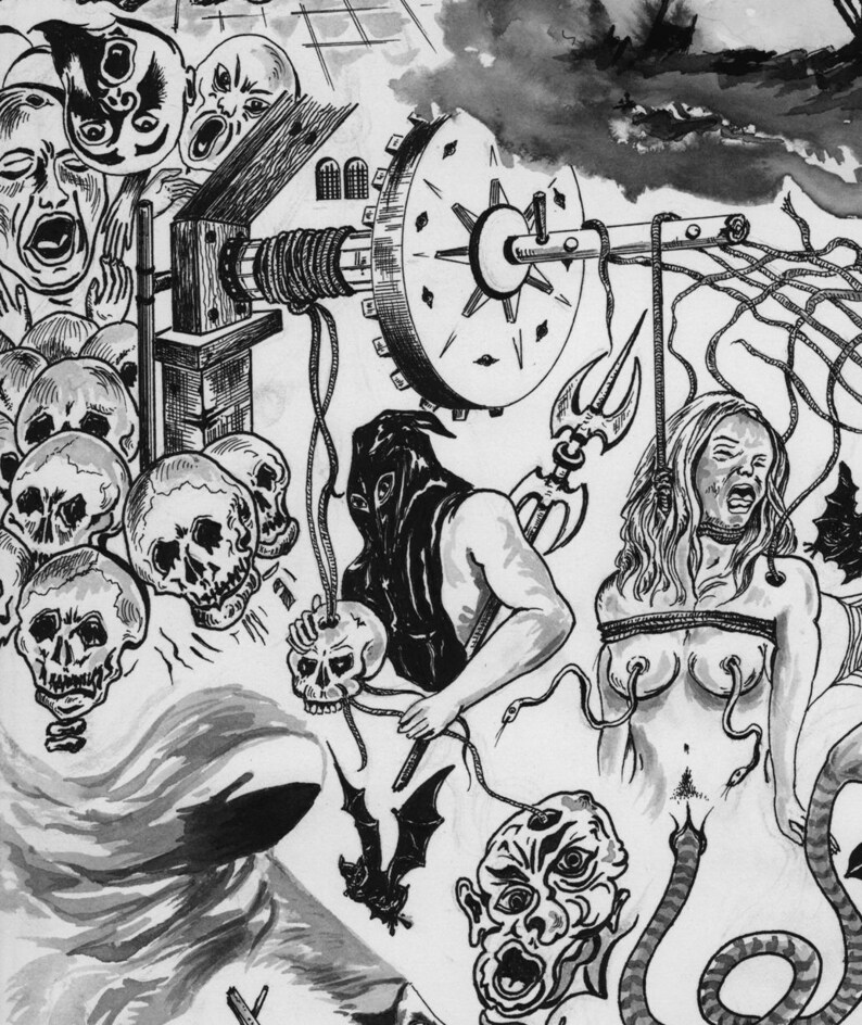 Peut inclure: Une illustration &agrave; l'encre noire et blanche repr&eacute;sentant une figure encapuchonn&eacute;e tenant un cr&acirc;ne, une personne ligot&eacute;e avec des serpents, un treuil m&eacute;canique, des visages hurlants, des cr&acirc;nes humains, une chauve-souris et un trident.