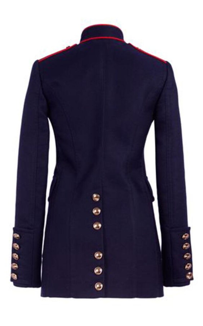 K&ouml;nnte beinhalten: Eine marineblaue Jacke mit rotem Besatz und goldenen Kn&ouml;pfen. Die Jacke hat einen Stehkragen und lange &Auml;rmel.