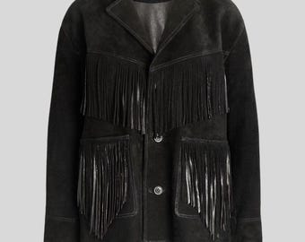 Puede incluir: Chaqueta de ante negra con detalles de flecos. La chaqueta presenta un cuello clásico, dos bolsillos delanteros y cierres de botones. Los flecos están a lo largo del pecho, los bolsillos y el dobladillo, agregando un toque elegante de inspiración occidental a la prenda.