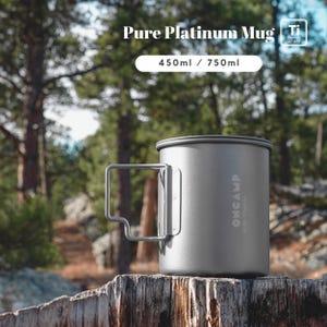 Puede incluir: Una taza de titanio plateada con asa y tapa. La taza está sobre un tocón de árbol. La taza está etiquetada con "ONCAMP" y tiene el texto "Pure Platinum Mug 450ml / 750ml" impreso en ella.