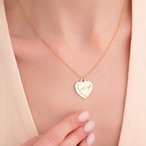 Colar de coração com ramo de oliveira personalizado com letra e colar de coração de prata personalizado com inicial para presente de mãe e presente de Natal para ela